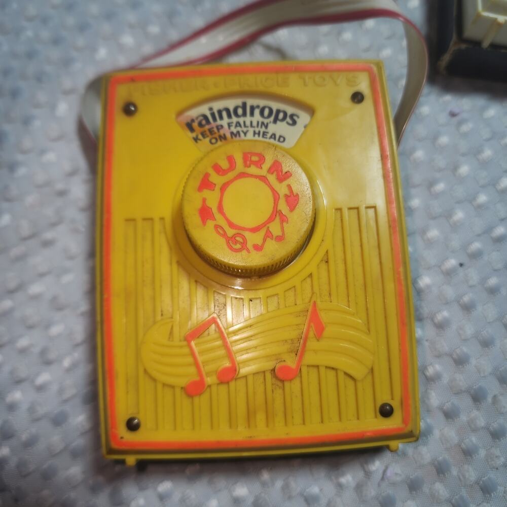 VINTAGE FISHER PRICE RAINDROPS KEEP FALLING MUSIC POCKET RADIO TOY